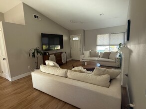 1218 Gatling Ct in Vista, CA - Foto de edificio - Building Photo