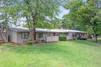 Wood Valley Apartments in Anniston, AL - Foto de edificio - Building Photo