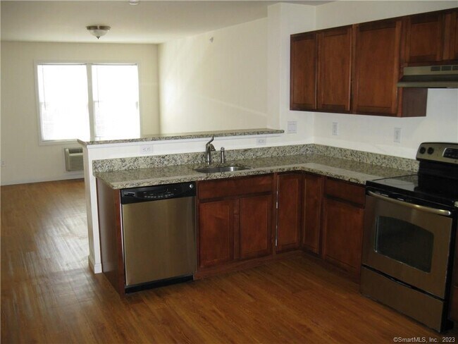 41 Grand St in Danbury, CT - Building Photo - Building Photo