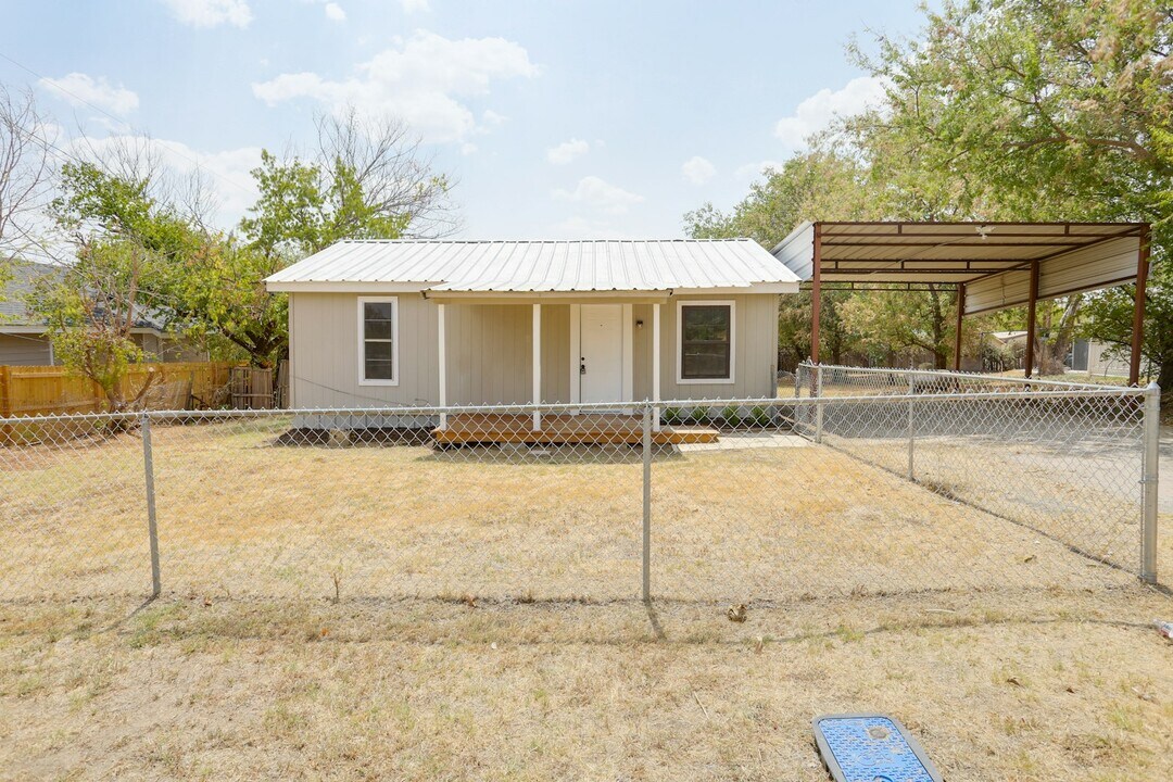 221 Porter Dr in Azle, TX - Building Photo
