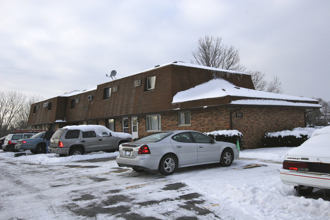 1905 Stonebridge Dr in New Lenox, IL - Building Photo