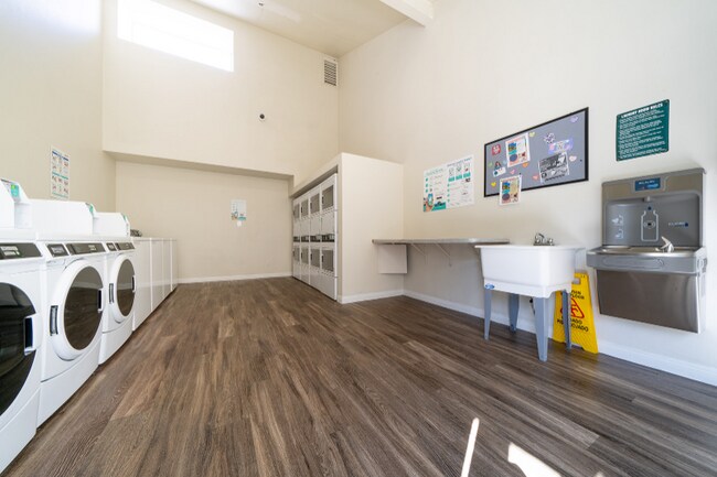 311 Weston Cir in Vista, CA - Foto de edificio - Building Photo