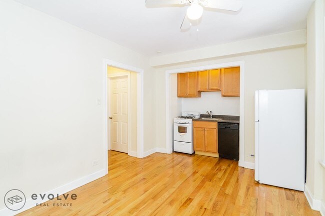 739 W Belmont Ave-Unit -515 in Chicago, IL - Building Photo - Building Photo