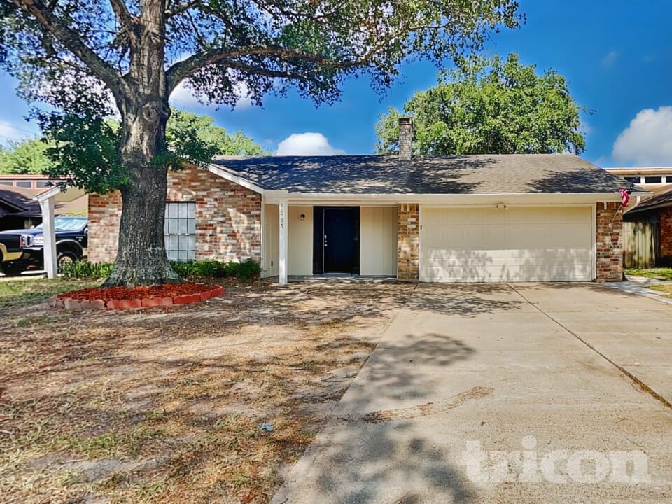 11519 Perry Rd in Houston, TX - Foto de edificio