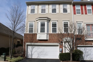 8106 Jaala Ln in Falls Church, VA - Building Photo