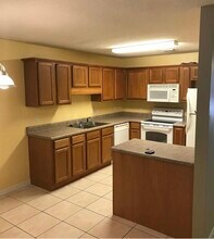 104 Andalusia Rd in Mary Esther, FL - Foto de edificio - Building Photo