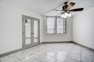 212 Lake Pointe Dr, Unit 102 in Oakland Park, FL - Foto de edificio - Building Photo