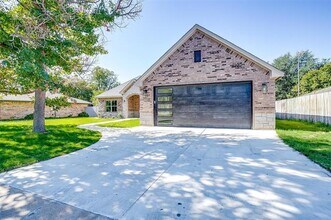 908 Meadowlark Ln in Granbury, TX - Building Photo - Building Photo