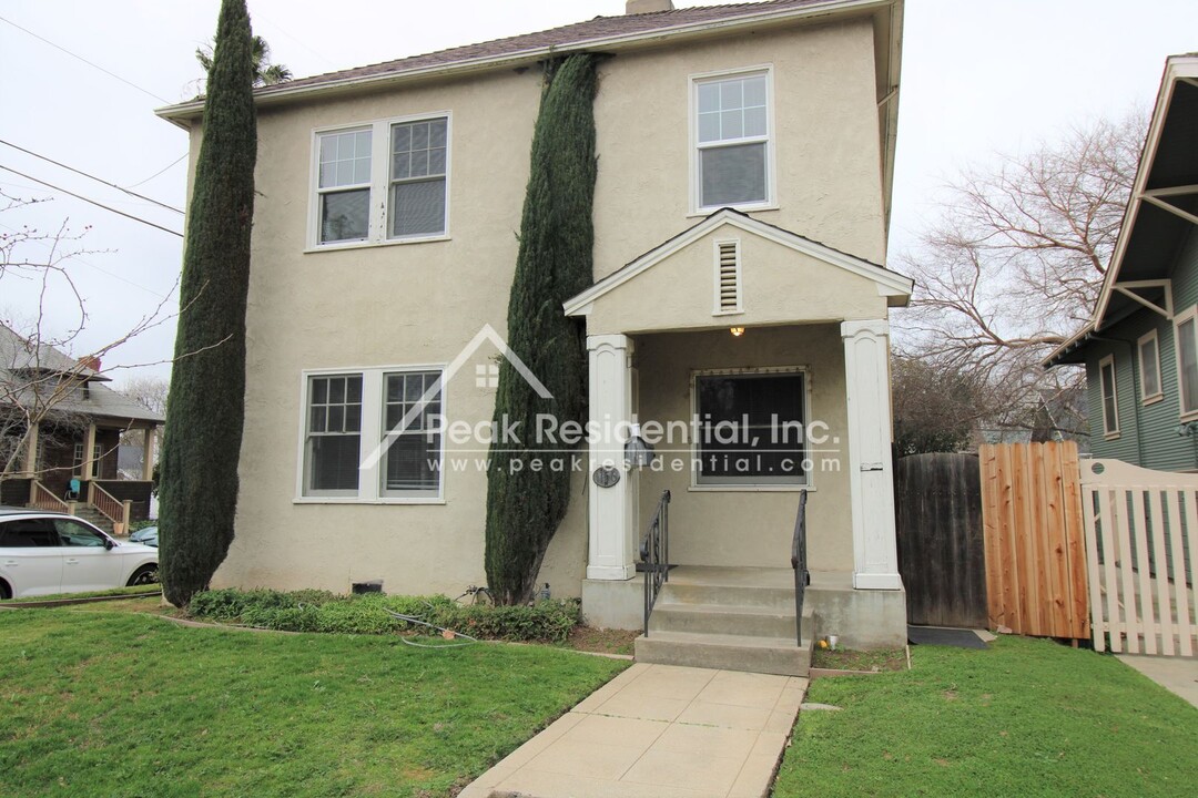 1156 Santa Barbara St in Sacramento, CA - Foto de edificio