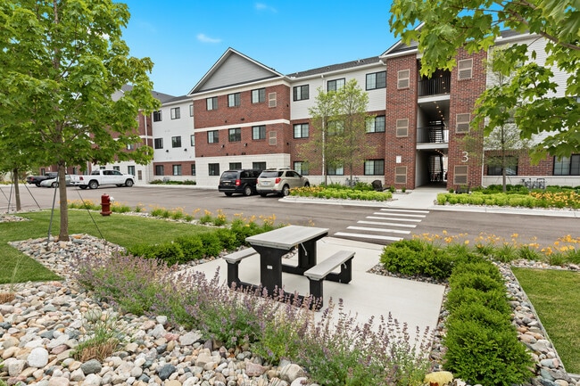 Sterling Park Place Apartments in Sterling Heights, MI - Foto de edificio - Building Photo