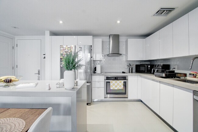 1600 NE 1st Ave, Unit 2207 in Miami, FL - Building Photo - Building Photo
