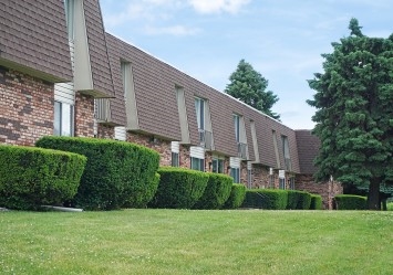 Holiday Garden Apartments in Mount Clemens, MI - Building Photo