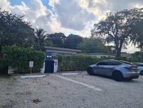 902 NE 40th St, Unit 2 in Oakland Park, FL - Building Photo - Building Photo