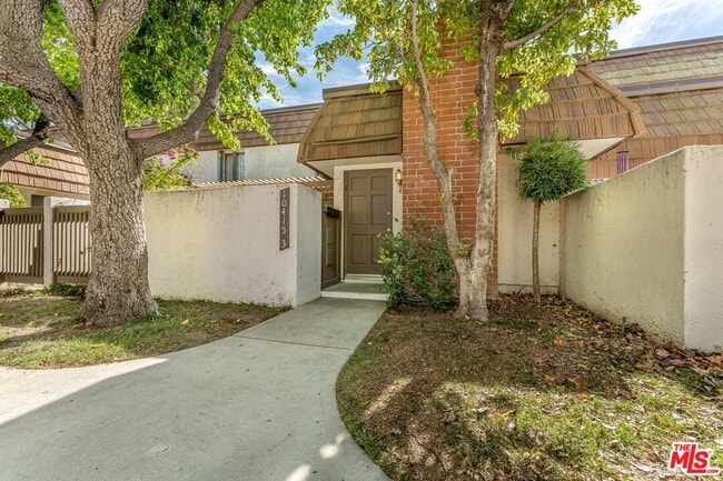 10415 Larwin Ave in Los Angeles, CA - Building Photo - Building Photo