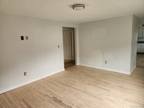 296 Old Farmingdale Rd in West Babylon, NY - Building Photo - Building Photo