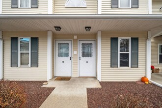 1911 Cambridge Manor Dr in Scotia, NY - Foto de edificio - Building Photo