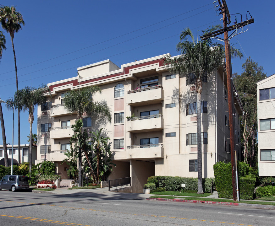 5319 Lindley Ave in Tarzana, CA - Building Photo