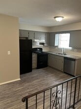 8404 Sterling Ave in Raytown, MO - Foto de edificio - Building Photo