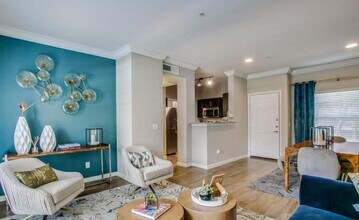 4000 Essex Ln in Houston, TX - Building Photo - Building Photo