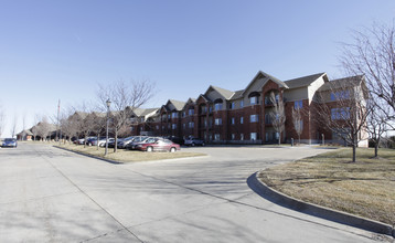 Pacific Spring Village in Omaha, NE - Foto de edificio - Building Photo