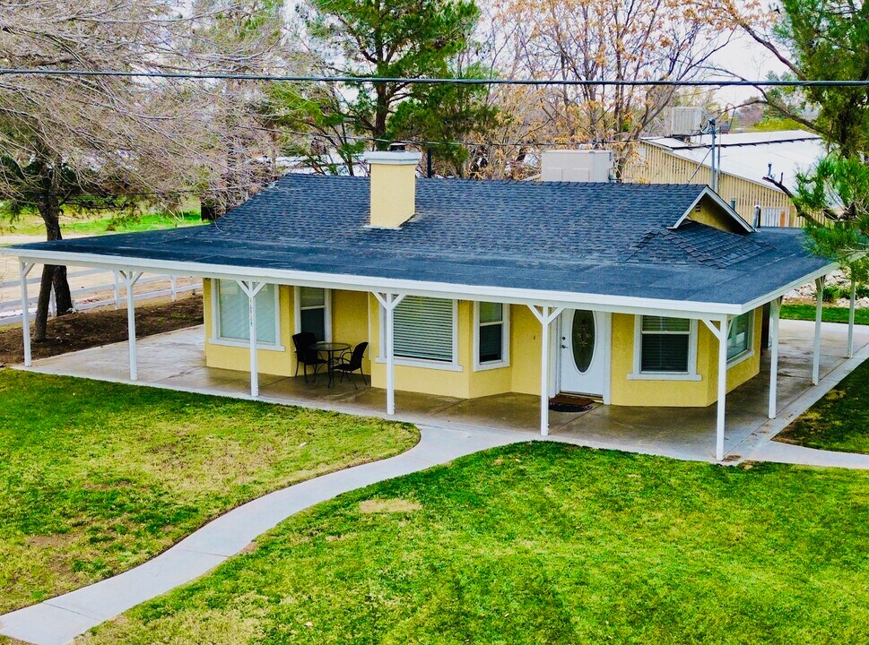 41024 16th St W in Palmdale, CA - Foto de edificio