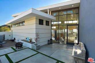 3223 Tareco Dr in Los Angeles, CA - Building Photo - Building Photo