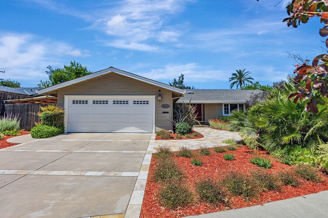 1079 Syracuse Dr in Sunnyvale, CA - Building Photo