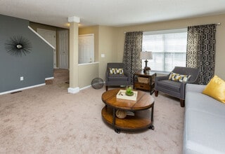Ashworth Pointe & Foxboro Townhomes in West Des Moines, IA - Building Photo - Building Photo