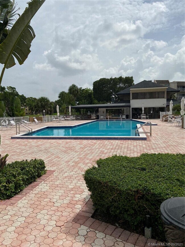 7745 SW 86th St-Unit -D-316 in Miami, FL - Foto de edificio - Building Photo