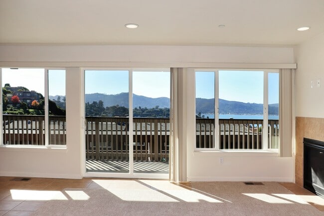 55 Marinero Cir in Tiburon, CA - Foto de edificio - Building Photo