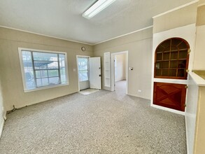 719 N 13th St, Unit A in Nederland, TX - Foto de edificio - Building Photo