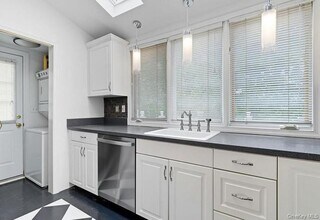 22 School St in Oyster Bay, NY - Building Photo - Building Photo