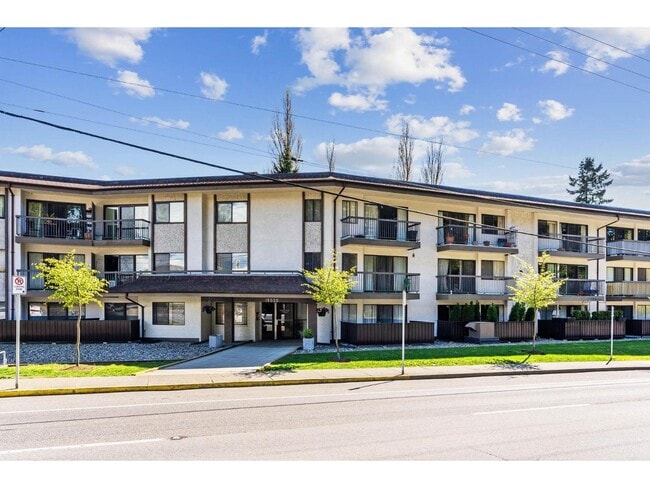 15020 North Bluff Rd in White Rock, BC - Building Photo - Building Photo