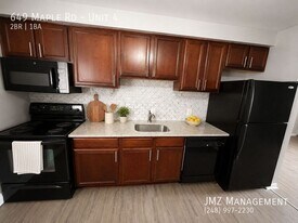 649 W Maple Rd in Clawson, MI - Building Photo