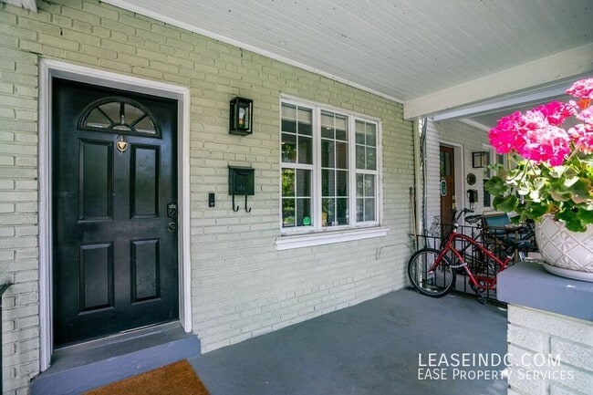 719 Gallatin St NW in Washington, DC - Building Photo - Building Photo