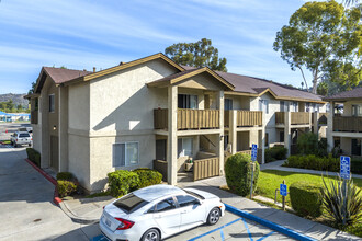 Elan Poway Hills in Poway, CA - Foto de edificio - Building Photo