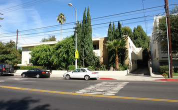 14641 Magnolia Blvd in Van Nuys, CA - Foto de edificio - Building Photo