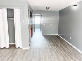 Stanley Manor Apartments in Detroit, MI - Building Photo