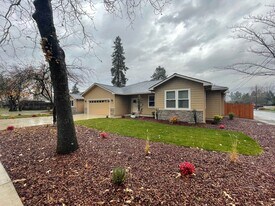 410 4th St in Phoenix, OR - Building Photo