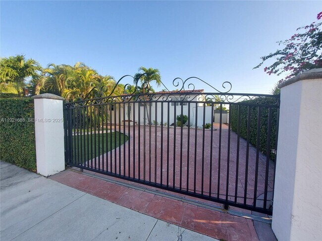 8105 SW 17th Terrace in Miami, FL - Building Photo - Building Photo