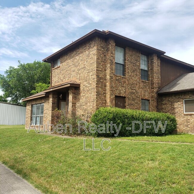 700 Cresent Dr in Desoto, TX - Building Photo - Building Photo