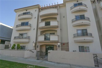 11848 Kiowa Ave, Unit 106 in Los Angeles, CA - Building Photo - Building Photo