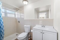 2435 NE 183rd St in North Miami Beach, FL - Building Photo - Building Photo