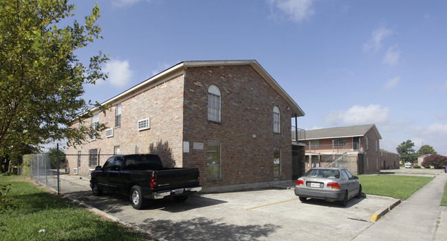 6676 Titian Ave in Baton Rouge, LA - Foto de edificio - Building Photo