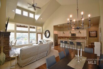 1193 E Lone Shore Dr in Eagle, ID - Foto de edificio - Building Photo