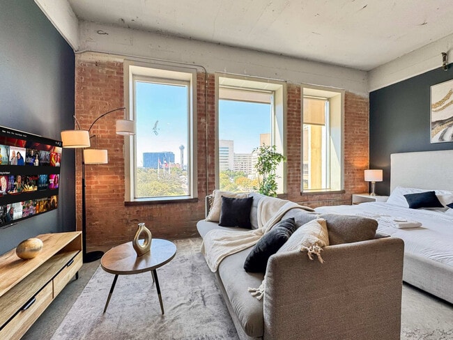 555 Evergreen St in Dallas, TX - Building Photo - Building Photo