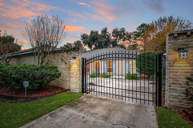 1814 Cherry Bend Dr in Houston, TX - Building Photo - Building Photo