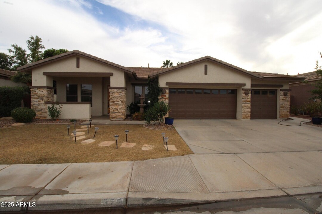 373 W Carob Dr in Chandler, AZ - Building Photo