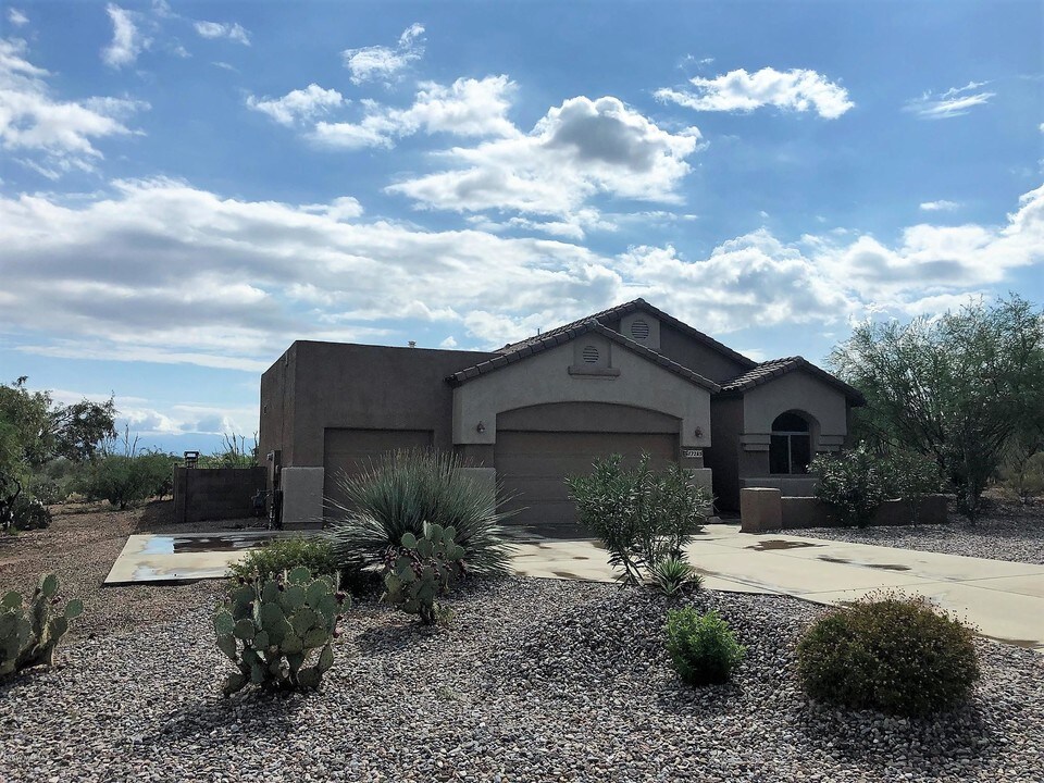 17285 S Azure Sky Trail in Vail, AZ - Building Photo