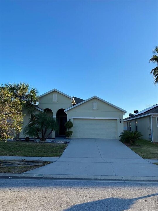 3016 Madelia Ln in Kissimmee, FL - Foto de edificio